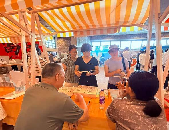 本会受邀参加市民政成长幸福包发放启动仪式